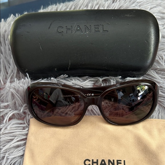 CHANEL Elegant Brown Sunglasses
